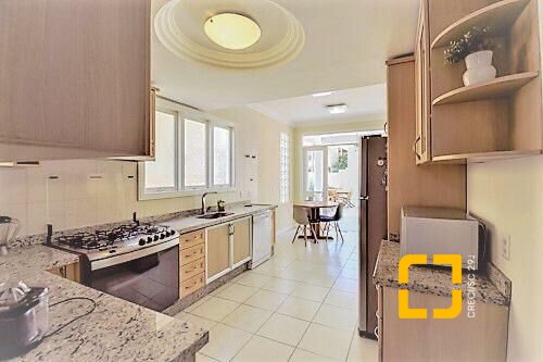 Casa com 450m², 9 quartos (sendo 4 suítes), 3 garagens, no bairro Jurerê Internacional em Florianópolis