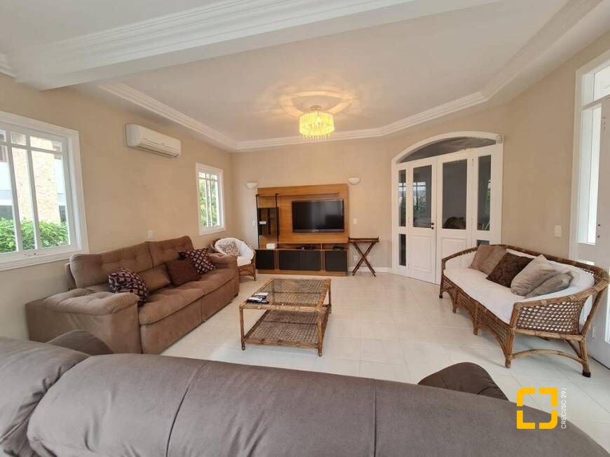 Casa com 450m², 9 quartos (sendo 4 suítes), 3 garagens, no bairro Jurerê Internacional em Florianópolis