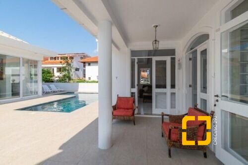 Casa com 450m², 9 quartos (sendo 4 suítes), 3 garagens, no bairro Jurerê Internacional em Florianópolis