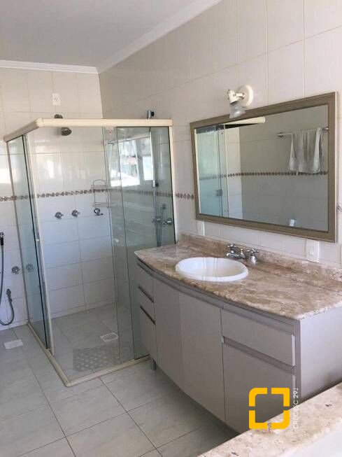 Casa com 450m², 9 quartos (sendo 4 suítes), 3 garagens, no bairro Jurerê Internacional em Florianópolis