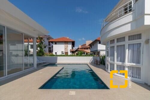 Casa com 450m², 9 quartos (sendo 4 suítes), 3 garagens, no bairro Jurerê Internacional em Florianópolis
