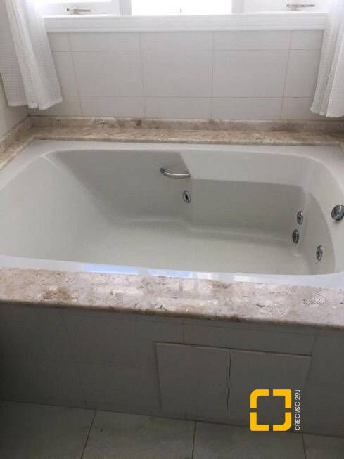 Casa com 450m², 9 quartos (sendo 4 suítes), 3 garagens, no bairro Jurerê Internacional em Florianópolis