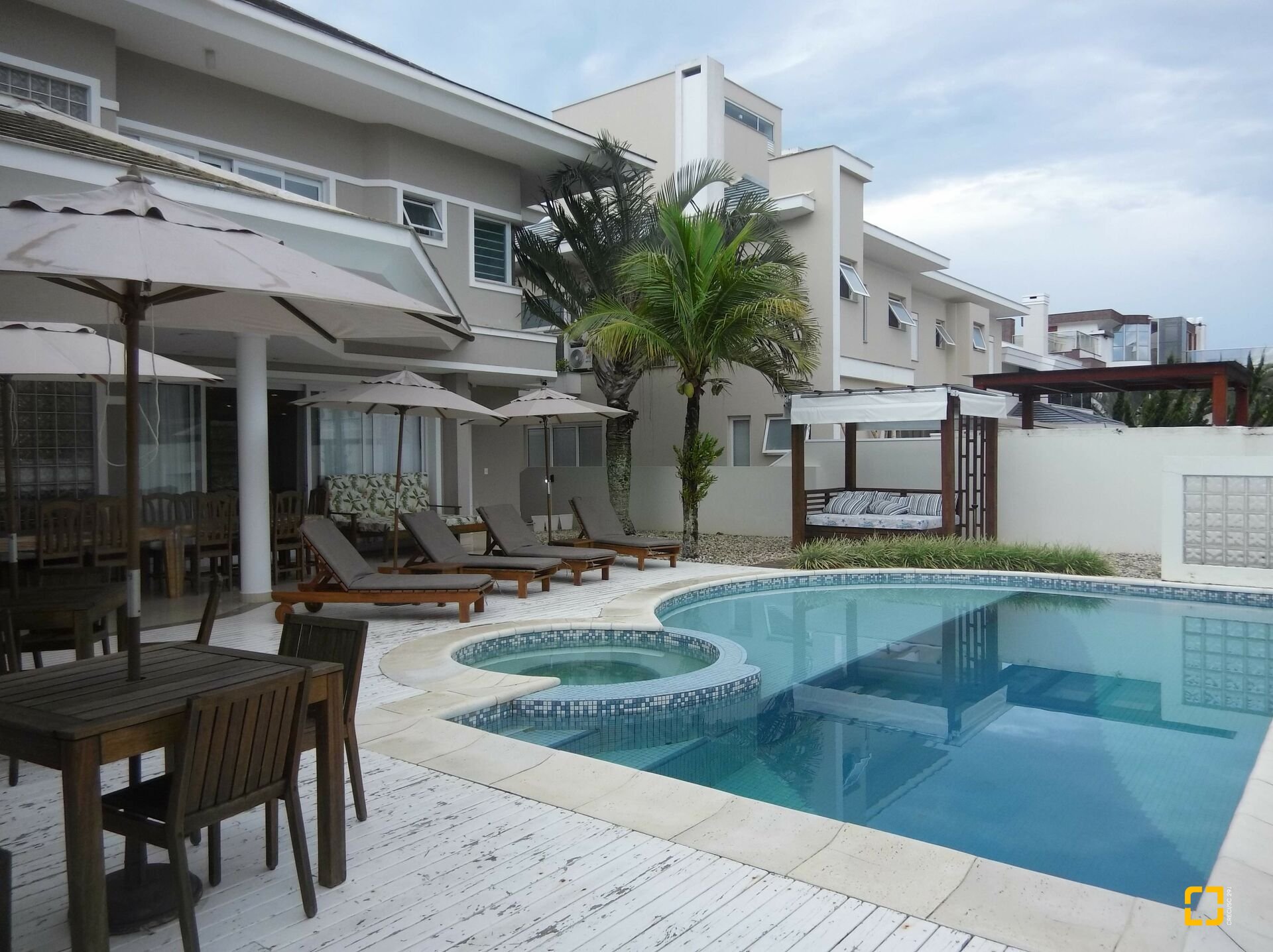 Casa com 551m², 10 quartos (sendo 5 suítes), 4 garagens, no bairro Jurerê Internacional em Florianópolis