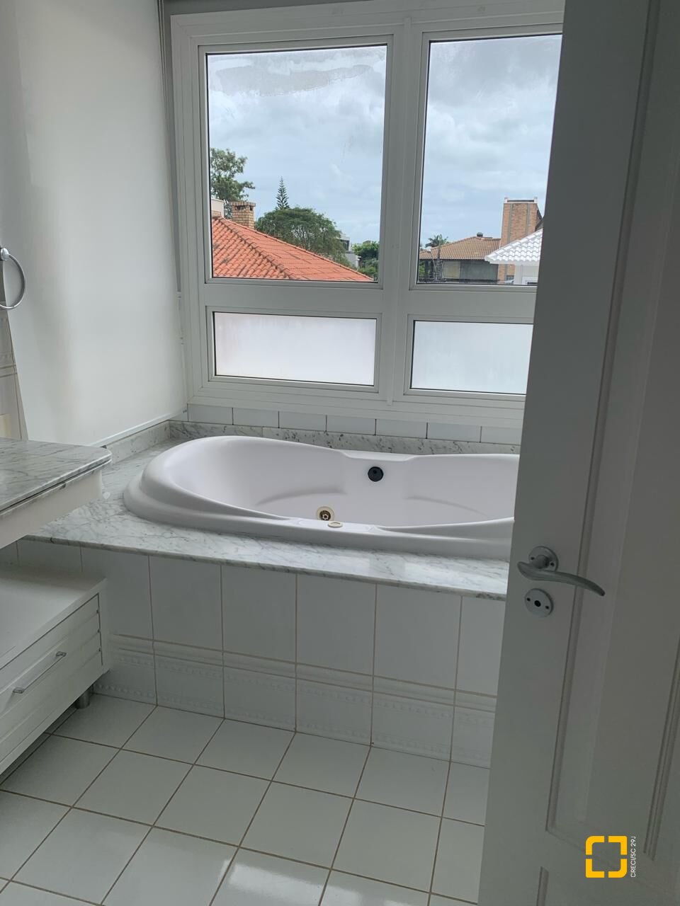 Casa com 370m², 7 quartos (sendo 2 suítes), 2 garagens, no bairro Jurerê Internacional em Florianópolis