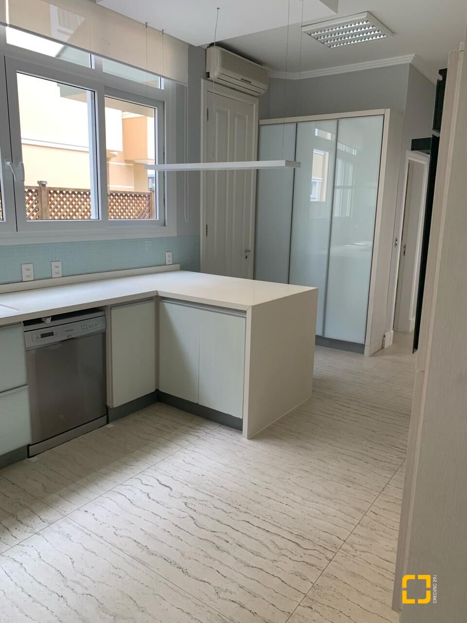 Casa com 370m², 7 quartos (sendo 2 suítes), 2 garagens, no bairro Jurerê Internacional em Florianópolis