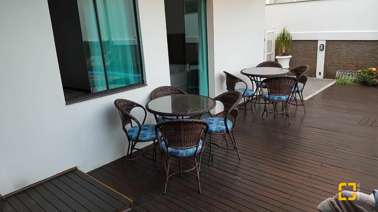 Casa com 380m², 9 quartos (sendo 4 suítes), 2 garagens, no bairro Jurerê Internacional em Florianópolis