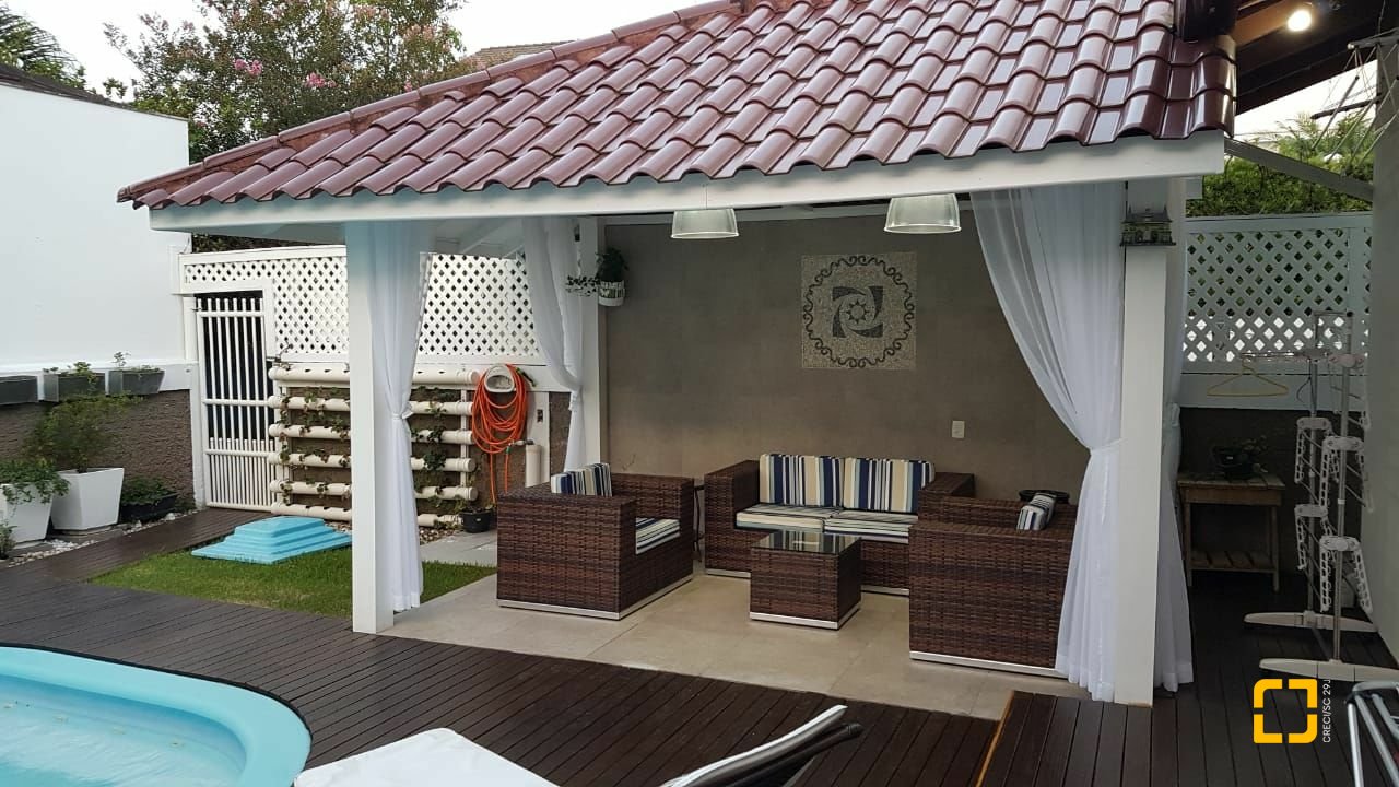 Casa com 380m², 9 quartos (sendo 4 suítes), 2 garagens, no bairro Jurerê Internacional em Florianópolis