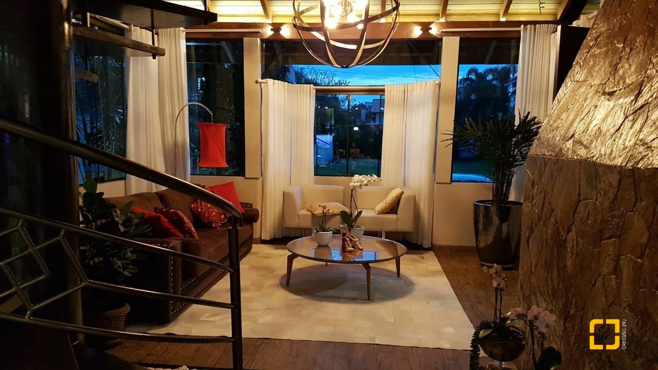 Casa com 380m², 9 quartos (sendo 4 suítes), 2 garagens, no bairro Jurerê Internacional em Florianópolis