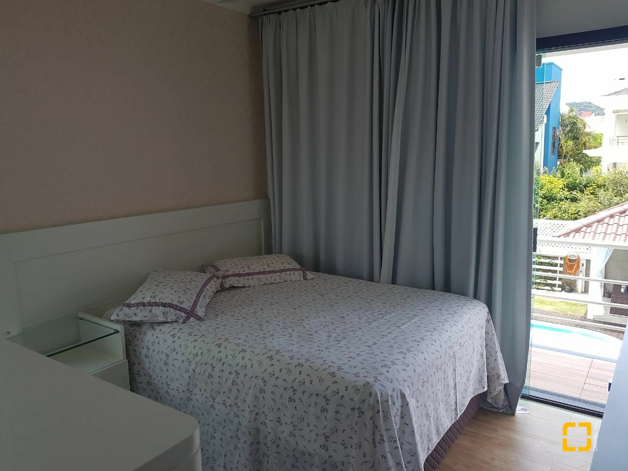 Casa com 380m², 9 quartos (sendo 4 suítes), 2 garagens, no bairro Jurerê Internacional em Florianópolis