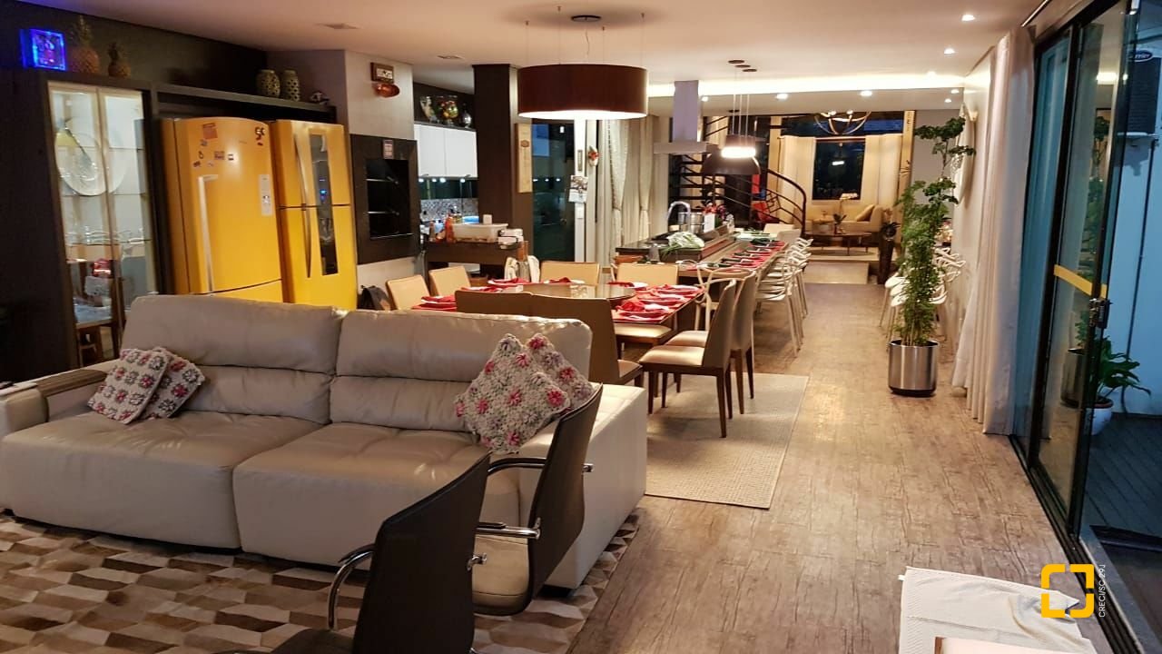 Casa com 380m², 9 quartos (sendo 4 suítes), 2 garagens, no bairro Jurerê Internacional em Florianópolis