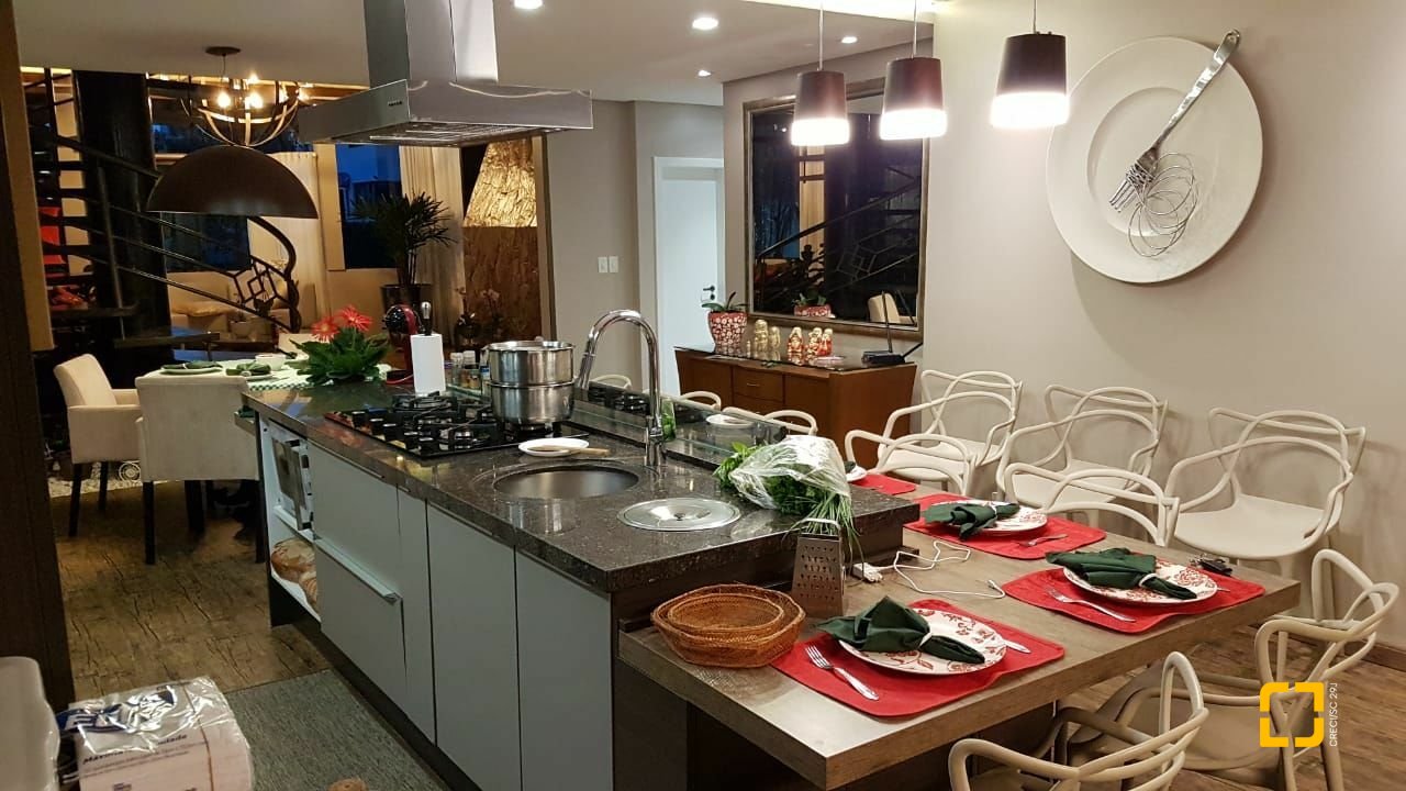 Casa com 380m², 9 quartos (sendo 4 suítes), 2 garagens, no bairro Jurerê Internacional em Florianópolis