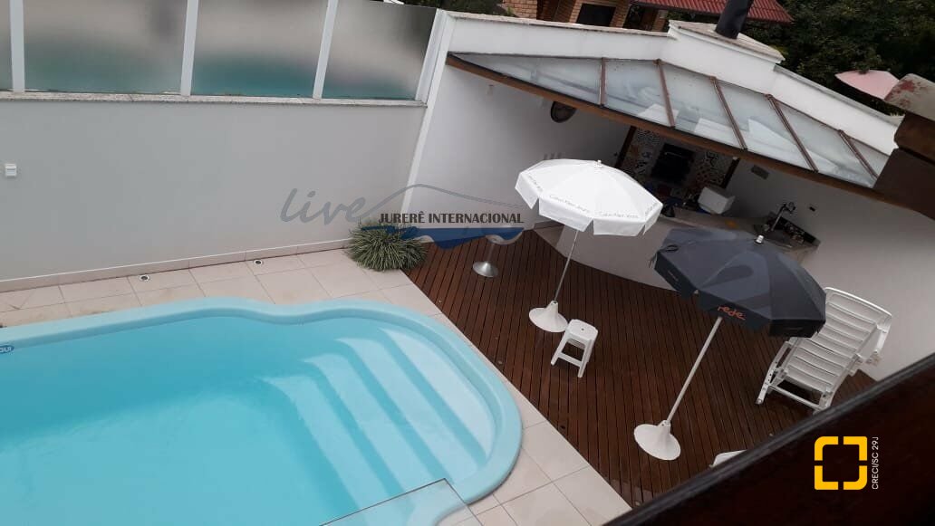 Casa com 720m², 7 quartos (sendo 2 suítes), 2 garagens, no bairro Jurerê Internacional em Florianópolis