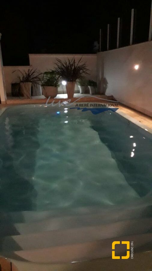 Casa com 720m², 7 quartos (sendo 2 suítes), 2 garagens, no bairro Jurerê Internacional em Florianópolis