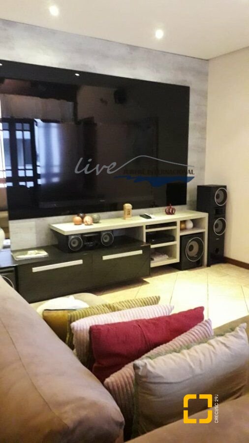 Casa com 720m², 7 quartos (sendo 2 suítes), 2 garagens, no bairro Jurerê Internacional em Florianópolis