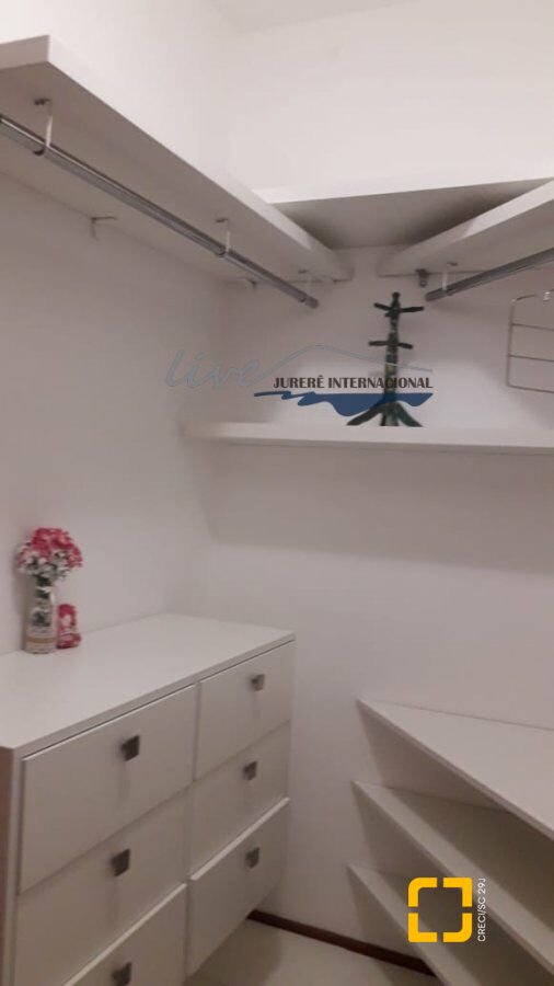 Casa com 720m², 7 quartos (sendo 2 suítes), 2 garagens, no bairro Jurerê Internacional em Florianópolis