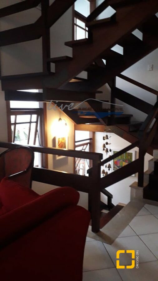 Casa com 720m², 7 quartos (sendo 2 suítes), 2 garagens, no bairro Jurerê Internacional em Florianópolis