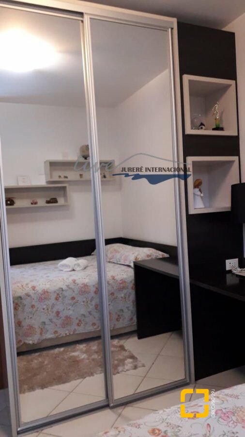 Casa com 720m², 7 quartos (sendo 2 suítes), 2 garagens, no bairro Jurerê Internacional em Florianópolis