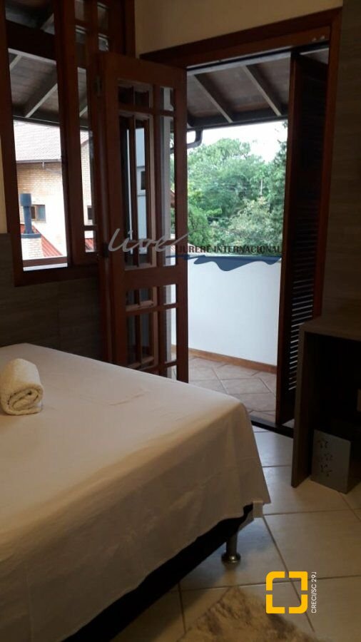 Casa com 720m², 7 quartos (sendo 2 suítes), 2 garagens, no bairro Jurerê Internacional em Florianópolis