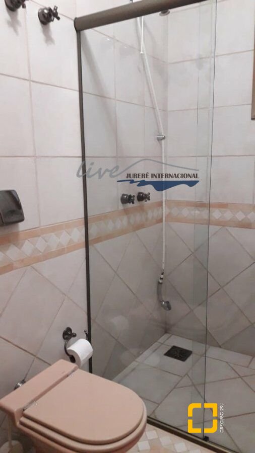 Casa com 720m², 7 quartos (sendo 2 suítes), 2 garagens, no bairro Jurerê Internacional em Florianópolis
