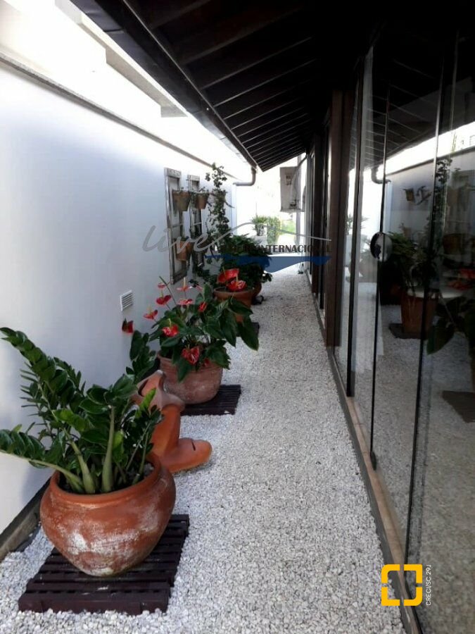 Casa com 720m², 7 quartos (sendo 2 suítes), 2 garagens, no bairro Jurerê Internacional em Florianópolis