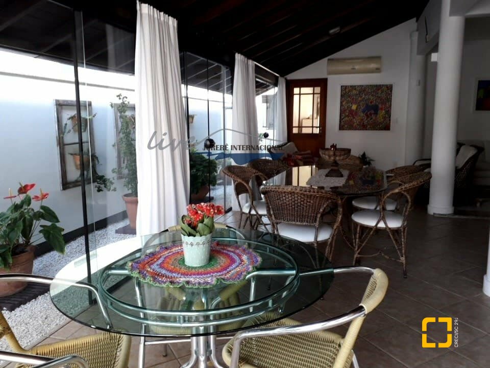 Casa com 720m², 7 quartos (sendo 2 suítes), 2 garagens, no bairro Jurerê Internacional em Florianópolis