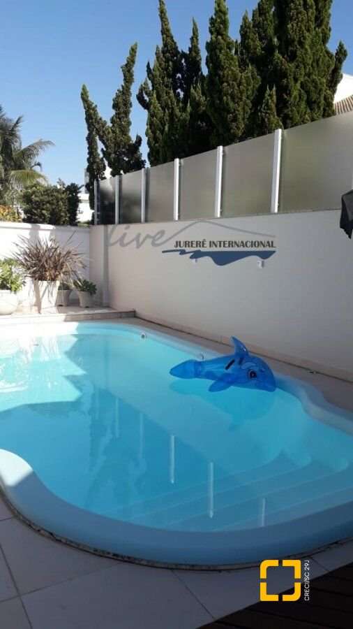Casa com 720m², 7 quartos (sendo 2 suítes), 2 garagens, no bairro Jurerê Internacional em Florianópolis
