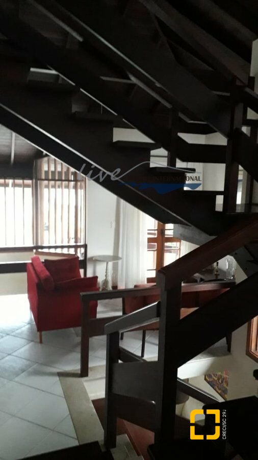Casa com 720m², 7 quartos (sendo 2 suítes), 2 garagens, no bairro Jurerê Internacional em Florianópolis