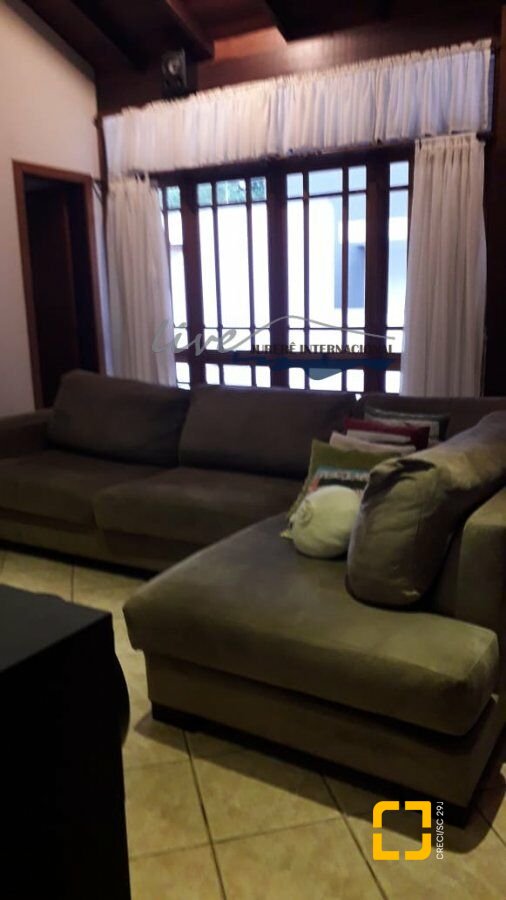 Casa com 720m², 7 quartos (sendo 2 suítes), 2 garagens, no bairro Jurerê Internacional em Florianópolis