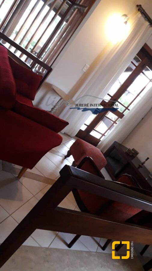 Casa com 720m², 7 quartos (sendo 2 suítes), 2 garagens, no bairro Jurerê Internacional em Florianópolis