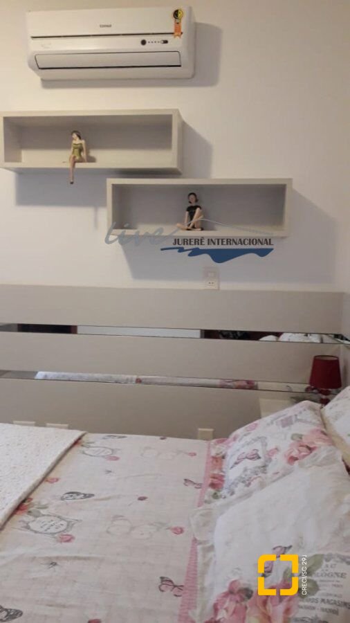 Casa com 720m², 7 quartos (sendo 2 suítes), 2 garagens, no bairro Jurerê Internacional em Florianópolis