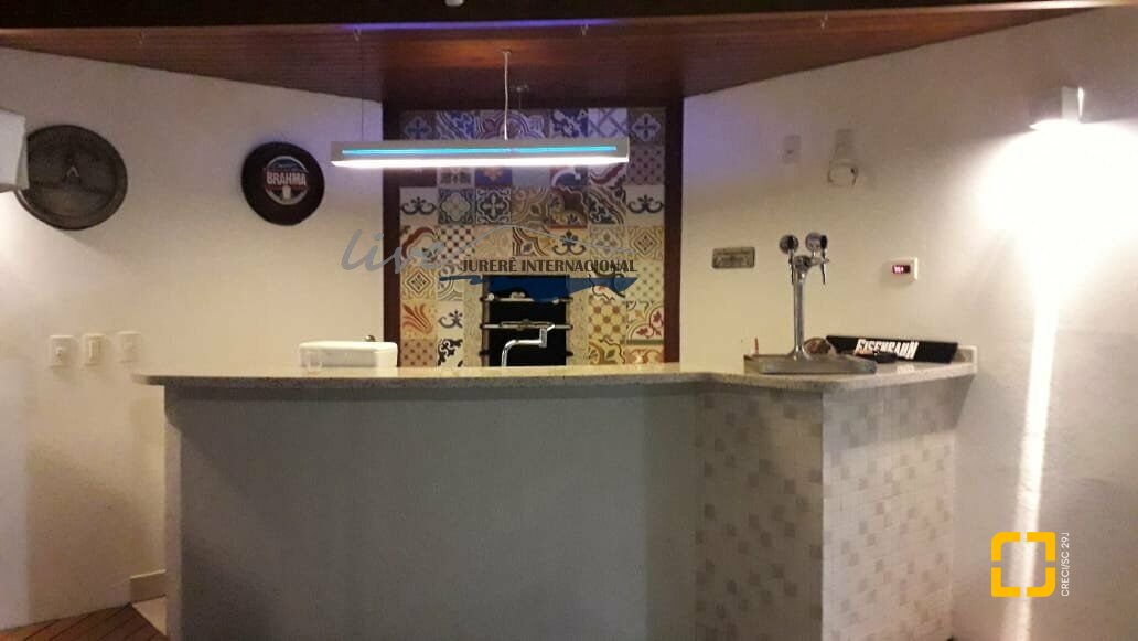 Casa com 720m², 7 quartos (sendo 2 suítes), 2 garagens, no bairro Jurerê Internacional em Florianópolis