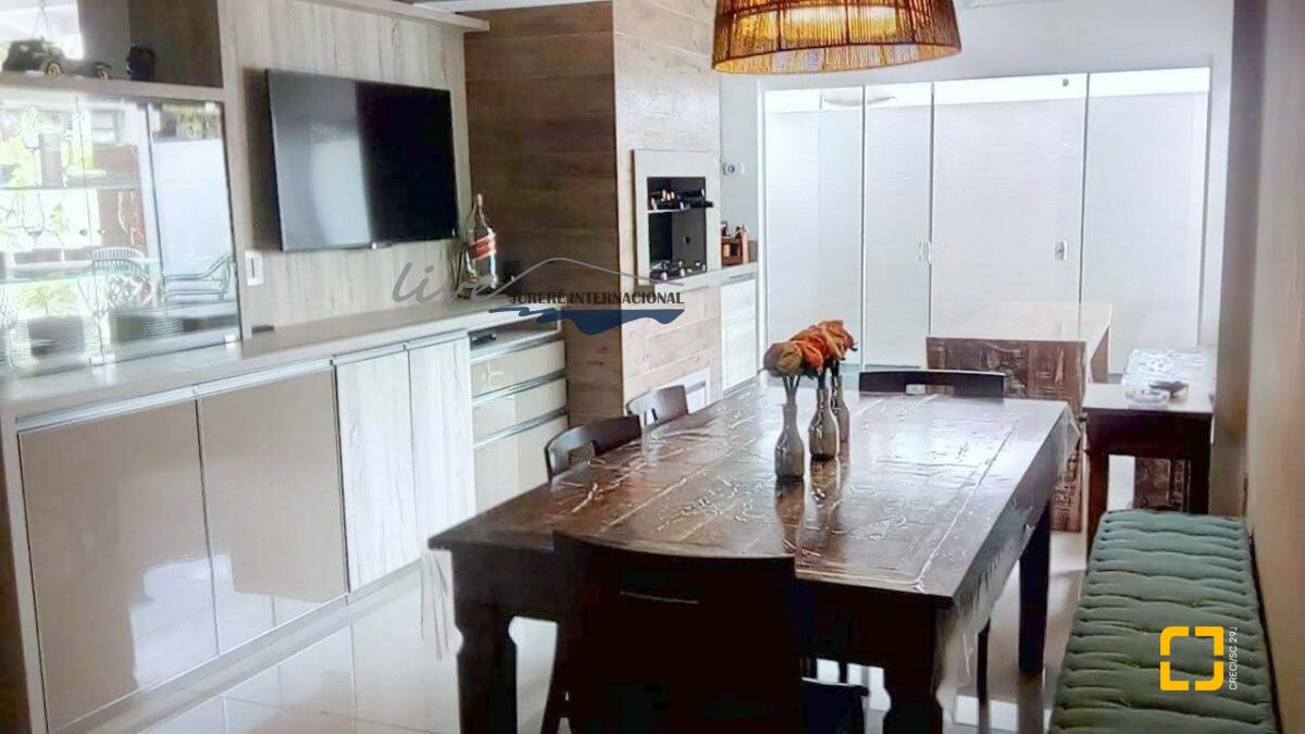 Casa com 310m², 8 quartos (sendo 4 suítes), 3 garagens, no bairro Jurerê Internacional em Florianópolis