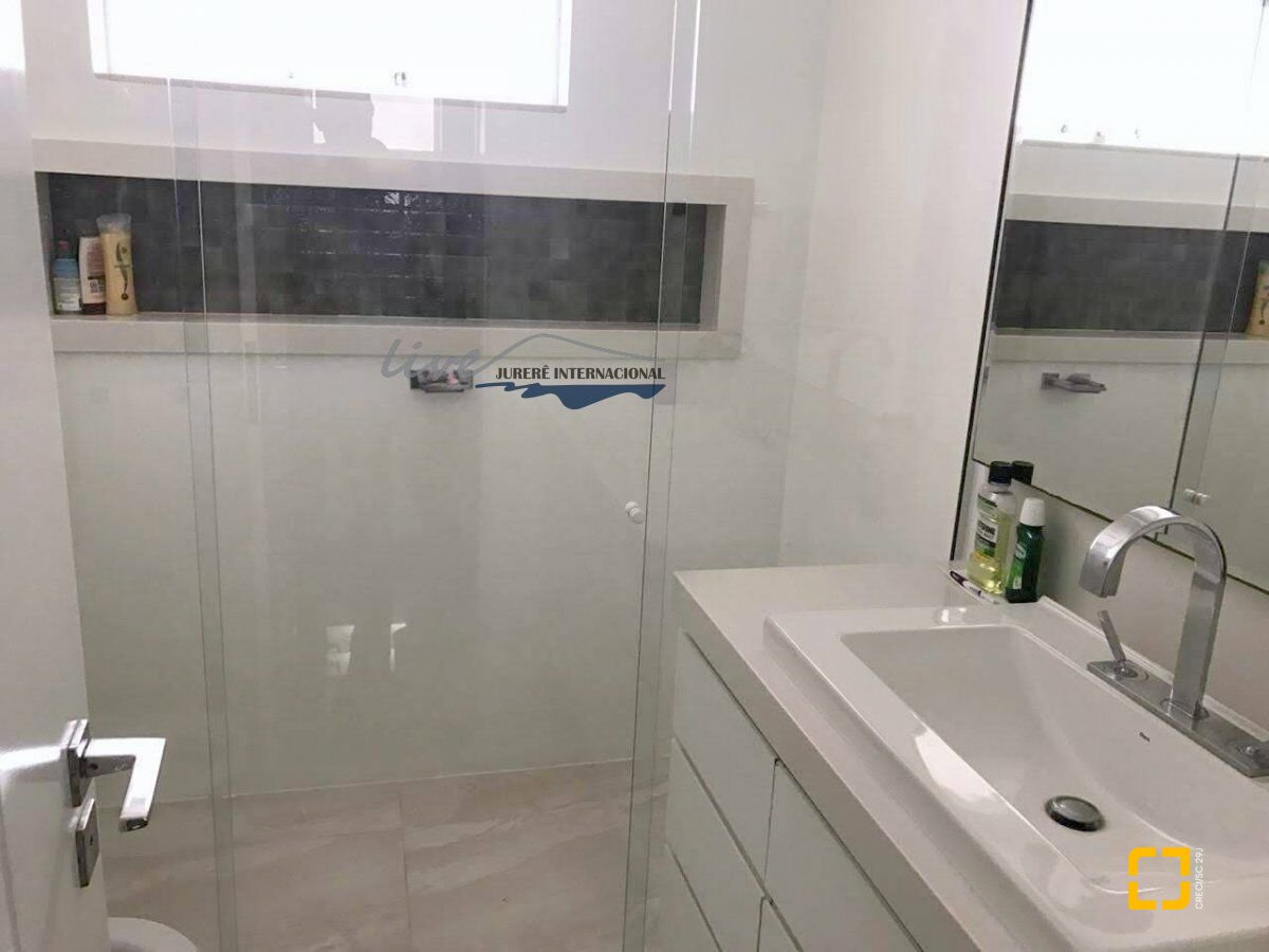 Casa com 310m², 8 quartos (sendo 4 suítes), 3 garagens, no bairro Jurerê Internacional em Florianópolis