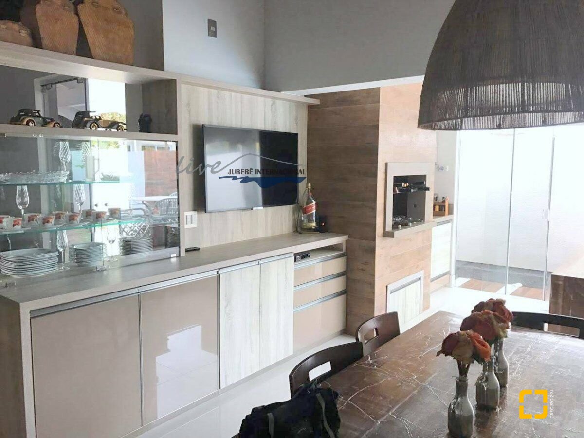 Casa com 310m², 8 quartos (sendo 4 suítes), 3 garagens, no bairro Jurerê Internacional em Florianópolis