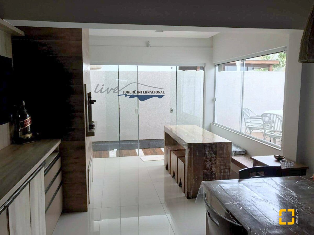Casa com 310m², 8 quartos (sendo 4 suítes), 3 garagens, no bairro Jurerê Internacional em Florianópolis