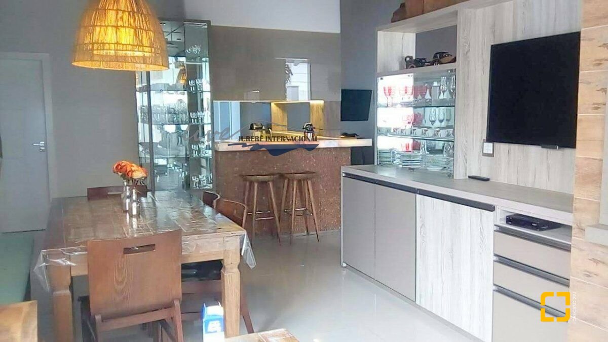 Casa com 310m², 8 quartos (sendo 4 suítes), 3 garagens, no bairro Jurerê Internacional em Florianópolis