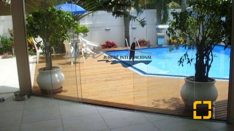 Casa com 430m², 8 quartos (sendo 4 suítes), 3 garagens, no bairro Jurerê Internacional em Florianópolis