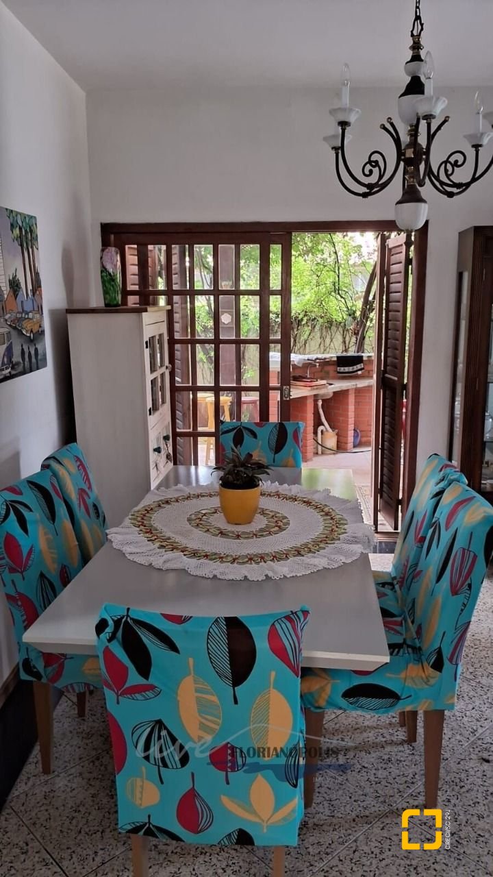 Casa com 316m², 7 quartos (sendo 2 suítes), 2 garagens, no bairro Jurerê Internacional em Florianópolis