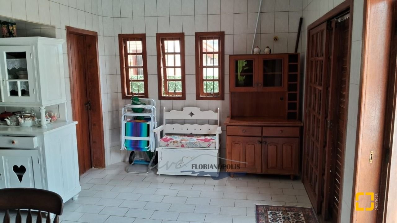 Casa com 316m², 7 quartos (sendo 2 suítes), 2 garagens, no bairro Jurerê Internacional em Florianópolis