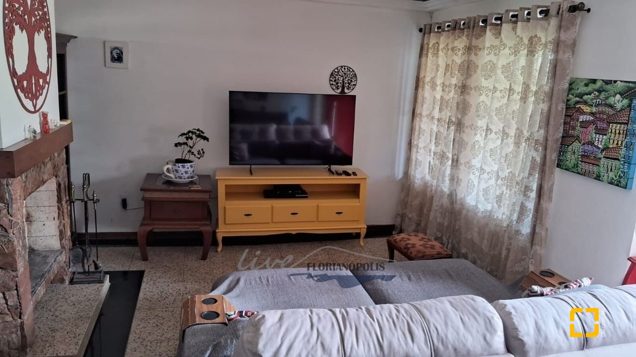 Casa com 316m², 7 quartos (sendo 2 suítes), 2 garagens, no bairro Jurerê Internacional em Florianópolis