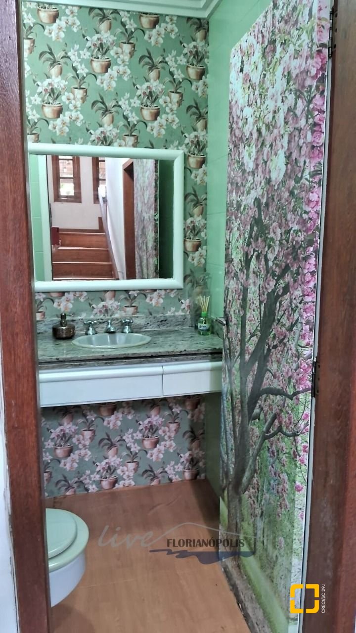 Casa com 316m², 7 quartos (sendo 2 suítes), 2 garagens, no bairro Jurerê Internacional em Florianópolis