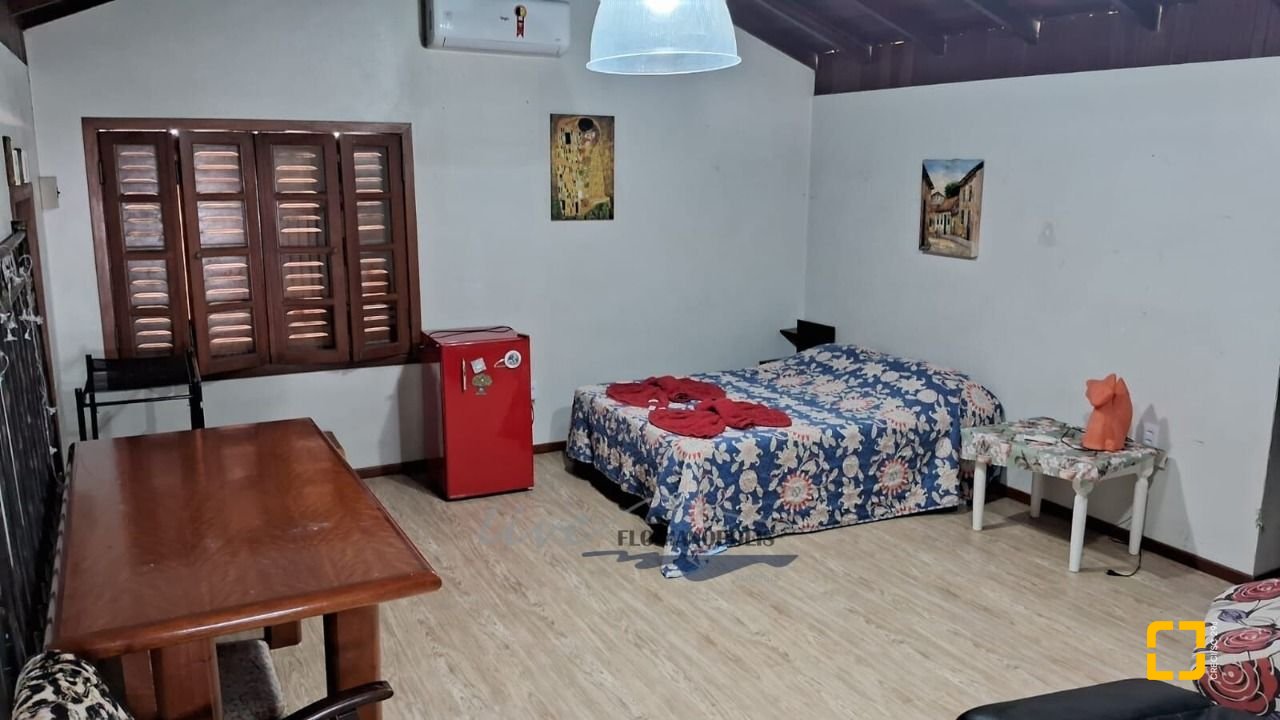 Casa com 316m², 7 quartos (sendo 2 suítes), 2 garagens, no bairro Jurerê Internacional em Florianópolis