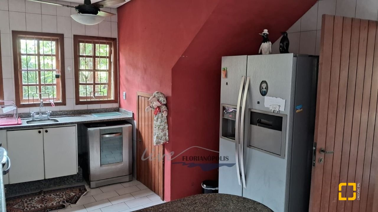 Casa com 316m², 7 quartos (sendo 2 suítes), 2 garagens, no bairro Jurerê Internacional em Florianópolis
