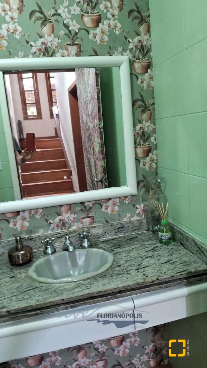 Casa com 316m², 7 quartos (sendo 2 suítes), 2 garagens, no bairro Jurerê Internacional em Florianópolis