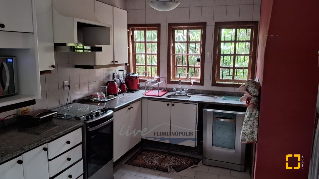 Casa com 316m², 7 quartos (sendo 2 suítes), 2 garagens, no bairro Jurerê Internacional em Florianópolis