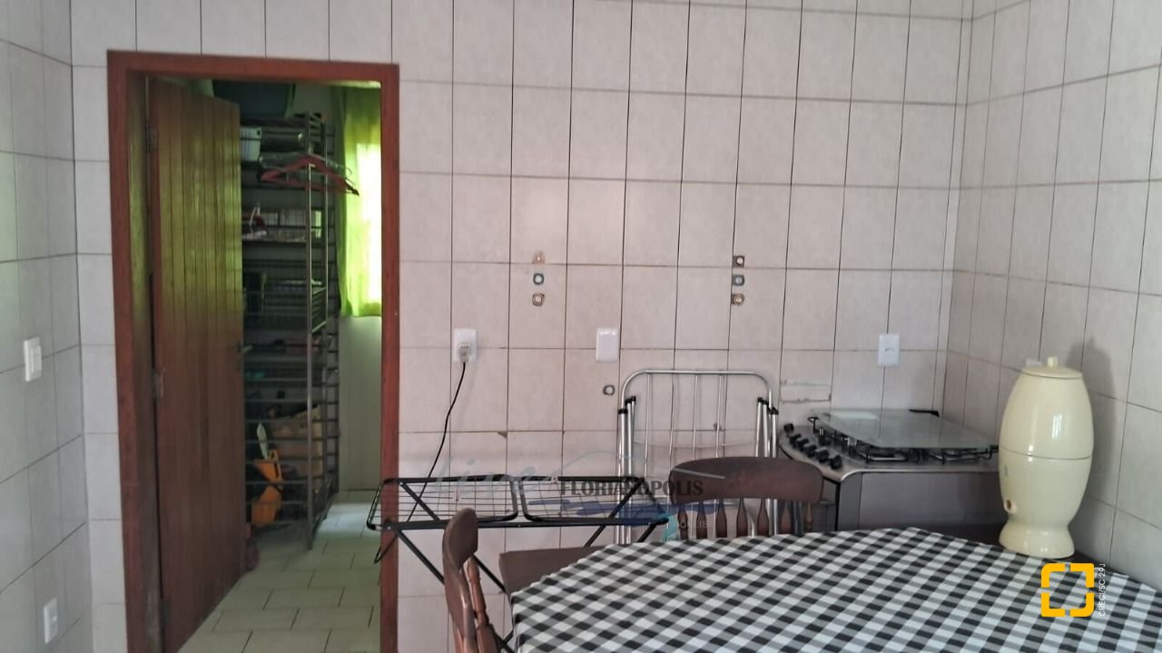 Casa com 316m², 7 quartos (sendo 2 suítes), 2 garagens, no bairro Jurerê Internacional em Florianópolis