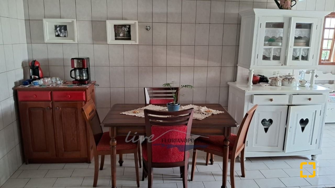Casa com 316m², 7 quartos (sendo 2 suítes), 2 garagens, no bairro Jurerê Internacional em Florianópolis