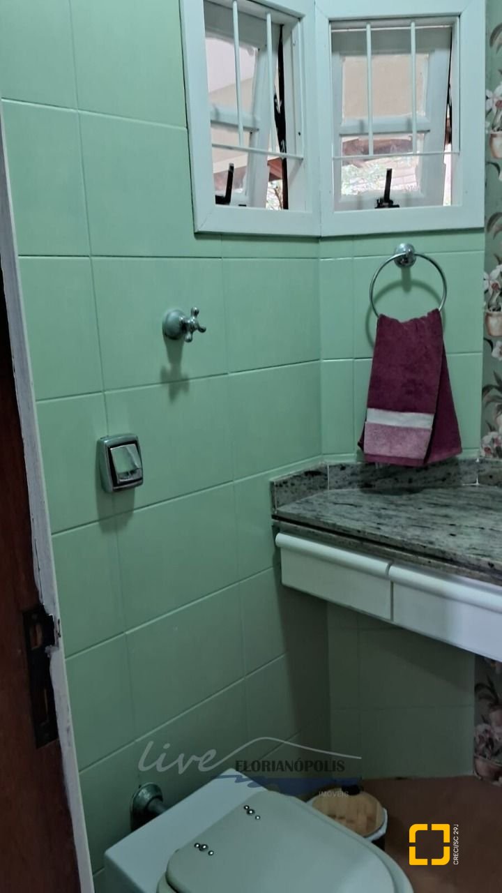 Casa com 316m², 7 quartos (sendo 2 suítes), 2 garagens, no bairro Jurerê Internacional em Florianópolis