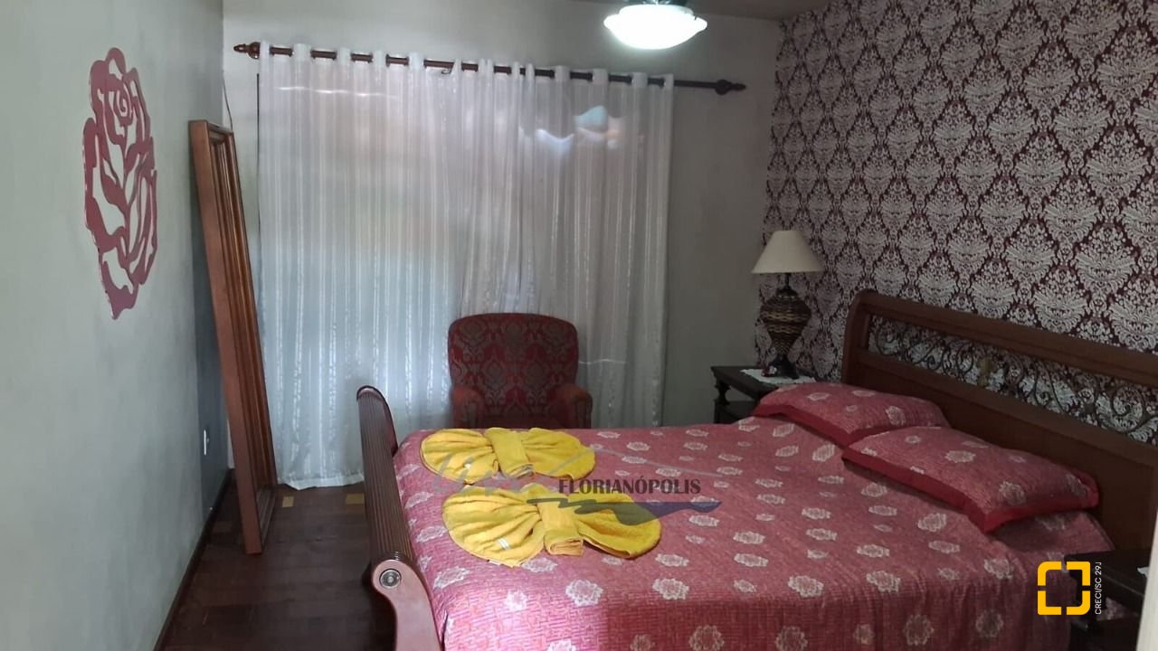 Casa com 316m², 7 quartos (sendo 2 suítes), 2 garagens, no bairro Jurerê Internacional em Florianópolis