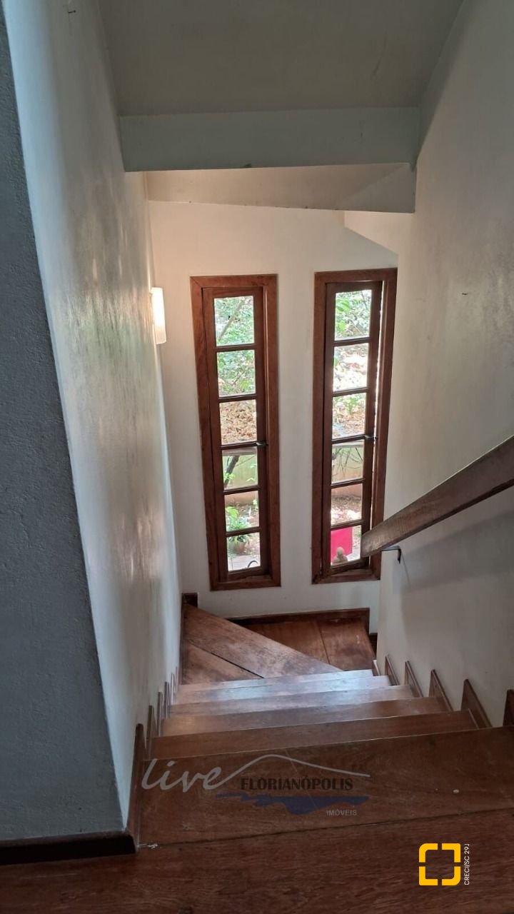 Casa com 316m², 7 quartos (sendo 2 suítes), 2 garagens, no bairro Jurerê Internacional em Florianópolis